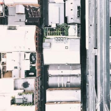 Cómo las cubiertas reflectantes reducen la temperatura durante el verano y ahorran energía. Explora cómo la tecnología de cubiertas reflectantes puede ayudar a reducir la energía utilizada para climatizar hogares e edificios en verano al aprovechar el calor emitido por los edificios mismos, lo que permite ahorrar costos asociados con la climatización y contribuir al ahorro de energía. Descubre las ventajas de las cubiertas reflectantes en términos de eficiencia energética, seguridad y comodidad